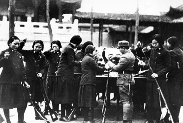 Japanische Frauen laden Gewehre, ca. 1920-30